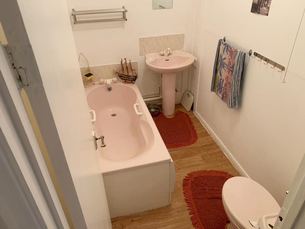 Lot: 23 - FREEHOLD BLOCK OF THREE FLATS FOR INVESTMENT - Three piece bathroom suite